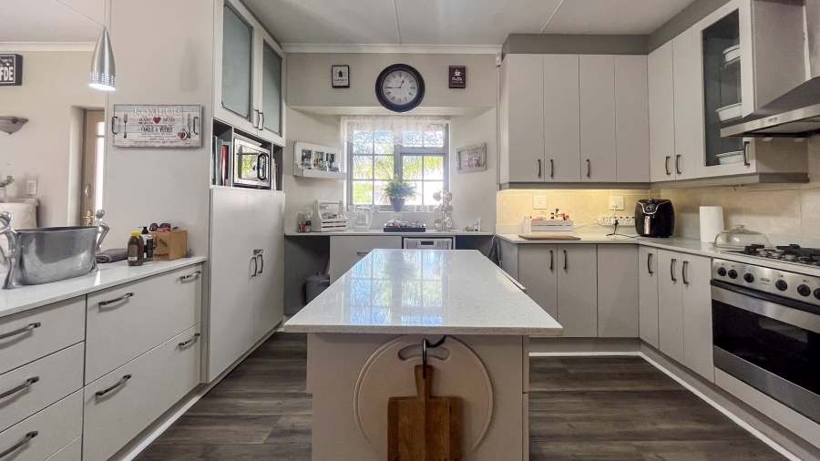 To Let 4 Bedroom Property for Rent in Country Club Western Cape